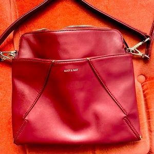 An adjustable cross body purse with many compartments